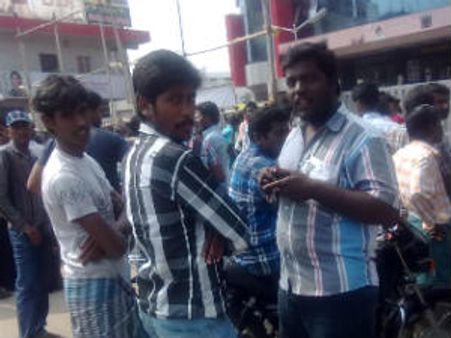 கமல் தமிழகத்தை விட்டு வெளியேறினால் ரேஷன் கார்டை ஒப்படைத்துவிடுவோம்- இது கமல் ரசிகர்கள்