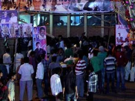 விஸ்வரூபம்... அரசின் மேல்முறையீடு தீர்ப்பு வரும் வரை காத்திருக்க தியேட்டர்கள் முடிவு!