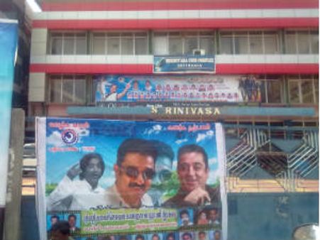 தமிழகம் முழுவதும் விஸ்வரூபம் வெளியிட்ட தியேட்டர்கள் மீது தாக்குதல்- பேனர்கள் எரிப்பு