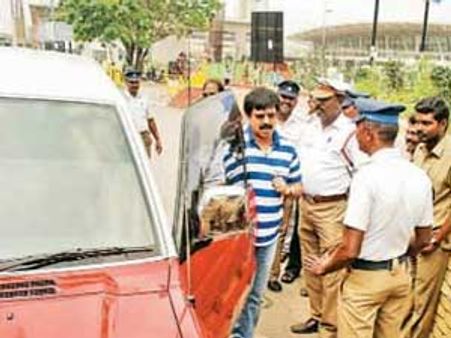 கார் கண்ணாடியில் கறுப்பு ஸ்டிக்கர்: நடிகர் விவேக்குக்கு போலீஸ் அபராதம்!