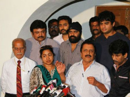 கமல் வர வேண்டும் என இஸ்லாமிய அமைப்புகள் கோரியதால் முத்தரப்பு பேச்சு நாளைக்கு ஒத்திவைப்பு