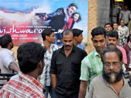 விஸ்வரூபம் பார்க்க கேரளாவில் அலை மோதும் தமிழக ரசிகர்கள்