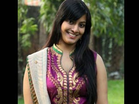 நடிகர் சங்கத் தலைவர் தன் அப்பா சரத்குமார்தான் என்பது வரலட்சுமிக்குத் தெரியாதோ!!