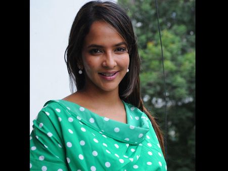 இப்படி வெட்டிட்டாரே மணி... புலம்பும் டாப்ஸியின் 'மதினி'!