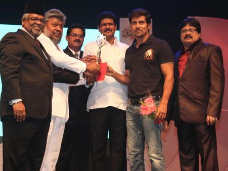 6வது எடிசன் விருதுகள்... சிறந்த நடிகை ஒவியா; சிறந்த நடிகர் விக்ரம் - விஜய் சேதுபதி!