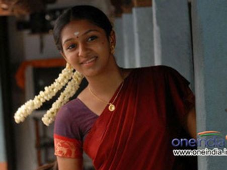 கோலிவுட்டில் பாஸ்.. ஆனாலும் பரீட்சைக்குப் படிக்கும் லட்சுமி மேனன்!