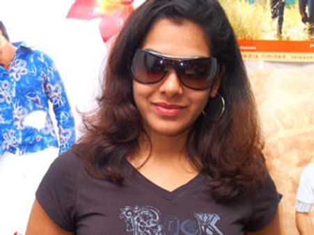 காமெடி சந்தானத்துக்கு ஜோடியான காதல் சந்தியா... நடுநடுவே பவர் ஸ்டாருக்கும்!