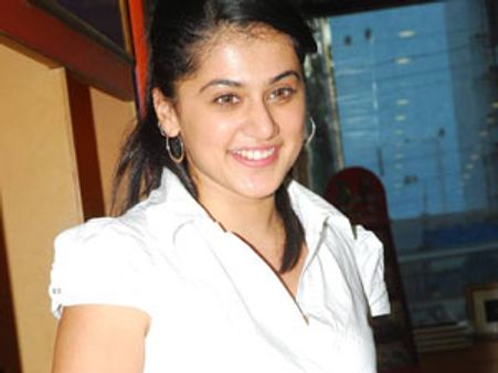 'தல'கிட்ட அப்படி என்ன தான் இருக்கு?: டாப்ஸியும் கவுந்துட்டாரே