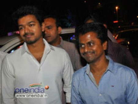 முருகதாஸ் எஸ்.எம்.எஸ்ஸைப் பார்த்து வத்திக்குச்சி இசை வெளியீட்டு விழாவுக்கு வந்த விஜய்