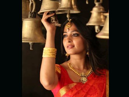 டயம் சரியில்லையாம்! கோவில் கோவிலாக ஏறி இறங்கும் அனுஷ்கா…