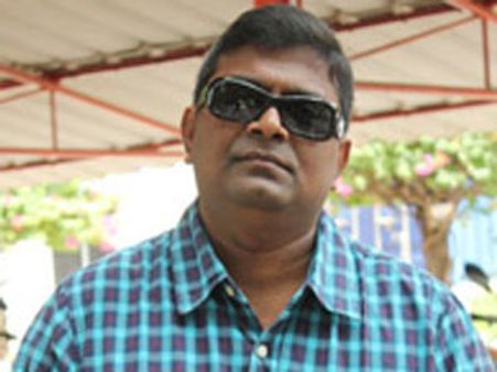 நரியோ.. ஓநாயோ.. மேல விழுந்து பிடுங்காம போனா சரிதான்!!