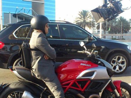 விஷ்ணுவர்தன் படத்தில் அஜீத்தின் பைக் சாகம்: அதுவும் டுக்காட்டியில்