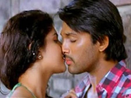 டோலிவுட்டை பரபரக்க வைத்த அல்லு அர்ஜூன் - அமலா லிப் லாக்!