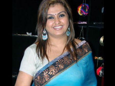 சொந்த வாழ்க்கையை இன்னும் கொஞ்ச நாள் கழிச்சி படமா காட்டறேன்! - சோனா