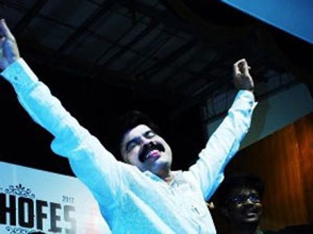 ஐட்டம் டான்சராகிவிட்ட பவர் ஸ்டார் சீனிவாசன்