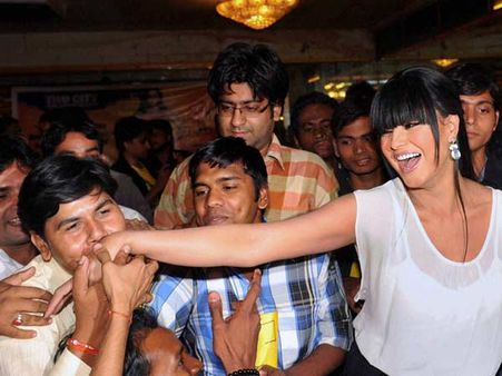 வீணா மாலிக்கும் ரசிகர்களின் கின்னஸ் சாதனை முத்தமும்…