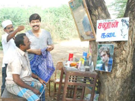 நாலு பொண்ணு நாலு பசங்க... சலூன் கடை பவர் ஸ்டார்!