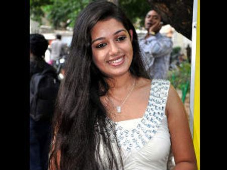 இது கதிர்வேலன் காதல் படத்தில் உதயநிதி ஸ்டாலின் அக்காவான சாயா சிங்