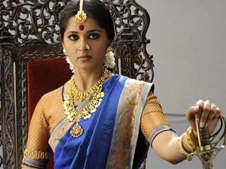 கேஸ் போடுவீங்களா கேஸு... என் அடுத்த படம் ருத்ரம்மாவை பாருங்க! - ஆவேச அனுஷ்கா