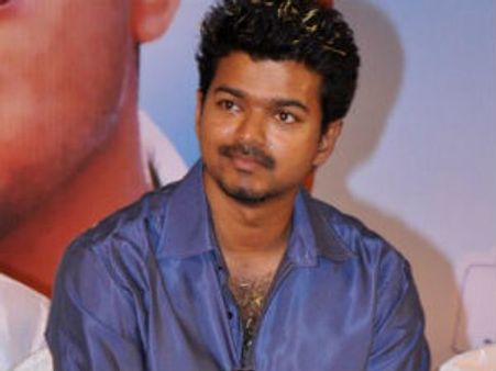 விழுப்புரத்தில் 11 ஏழை ஜோடிகளுக்கு 51 வகை சீர்வரிசையுடன் இலவச திருமணம் நடத்தி வைத்த விஜய்