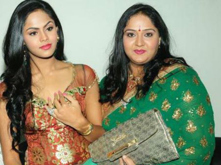 மகள் கார்த்திகாவுக்கு தாசியாக நடிக்க பயிற்சி கொடுத்த ராதா