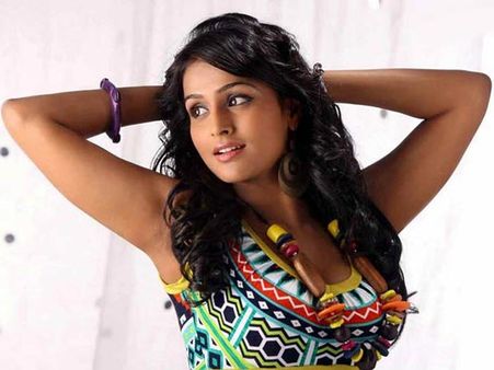 குண்டு நடிகைகளுக்குத் தானே கோவில் கட்டுவீர்கள்...? - ரம்யா நம்பீசன் கேள்வி