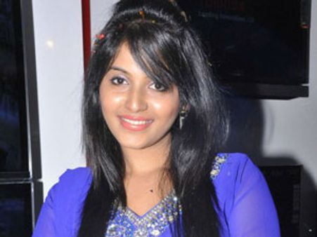 வயசானாலும் 'வெங்கி'க்கு மட்டும் ஓகே சொன்ன அஞ்சலி!