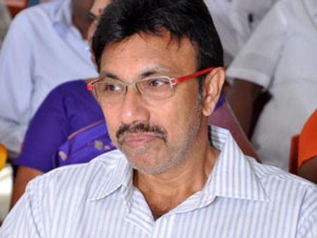 'இவங்க ட்ரம்ஸ் வாசிக்க எங்க பம்ஸ்தான் கிடைச்சிதா!'- ஹீரோக்கள் மீது சத்யராஜ் பாய்ச்சல்