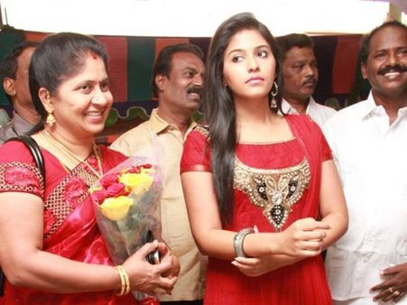 கோடிக்கணக்கில் பண மோசடி... சித்தி மீது அஞ்சலி பகிரங்க புகார்.. சென்னையிலிருந்து வெளியேறினார்!