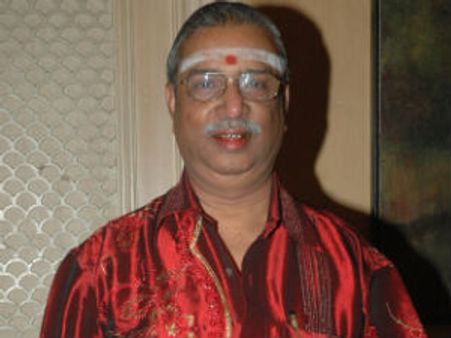 இலங்கைக்குப் போவதா? பாடகர் மாணிக்க விநாயகம் வீடு முற்றுகை!