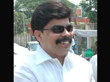 மதுரை கோர்ட்டில் பவர் ஸ்டார் சரண்... வேடிக்கை பார்க்க செம கூட்டம்!