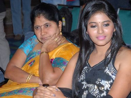 பல காதலர்களுடன் பல முறை ஓடிப் போனவர் அஞ்சலி: சித்தி பாரதி தேவி