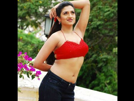 நானா பைத்தியம்... கன்னட நடிகை ரிஷிகா சிங் வருத்தம்