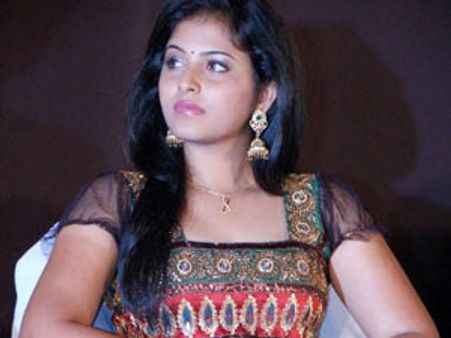 சித்தியும், சித்தப்பாவும் கொடுமைப்படுத்தியதால் வீட்டை விட்டு ஓடினேன் - அண்ணனிடம் போனில் பேசிய அஞ்சலி