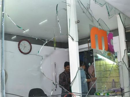 டப்பிங் சீரியல்களை ஒளிபரப்புவதா?... ஹைதராபாத் மா டிவி அலுவலகம் சூறை