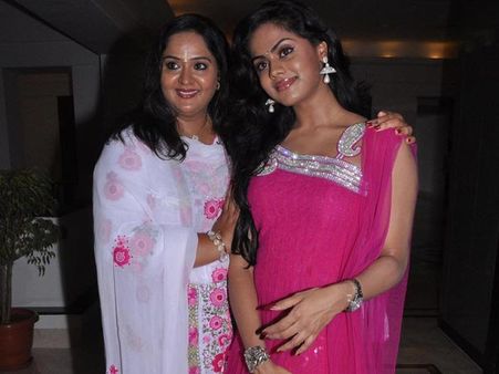 ஷூட்டிங் ஸ்பாட்டில் அம்மா ராதா இருந்தால் நடிப்பு வராது: கார்த்திகா