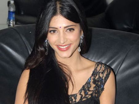 சிலுக்கூர் பாலாஜி கோவிலில் 108 முறை பிரதக்ஷனம் செய்த ஸ்ருதி