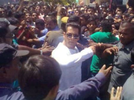 தமிழ் ஸ்டன்ட் கலைஞர்களுடன் மோதல்- சல்மான் படத்துக்கு ரூ 25 கோடி நஷ்டம்!