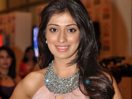 லட்சுமி ராய் 25: நடுக்கடலில் கேக் வெட்டி கொண்டாட்டம்