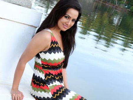 புகைப்பிடிப்பது போல போஸ்டர் அடிப்பதா?- சனா கான் எதிர்ப்பு