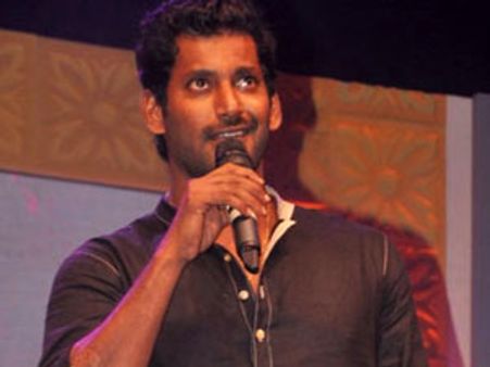 தயாரிப்பாளர் ஆனது அலாரம் கடிகாரத்தை விழுங்கிய மாதிரி இருக்கிறது!- விஷால்