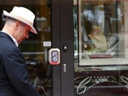 கேன்ஸ் விழாவில் ரூ 5.5 கோடி நகைகள் கொள்ளை!