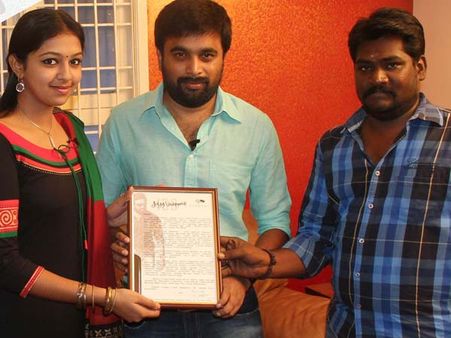 சுந்தரபாண்டியன் 100வது நாள் - கலைஞர்களின் வீடுதேடிப் போய் ஷீல்ட் கொடுத்த சசிகுமார்!