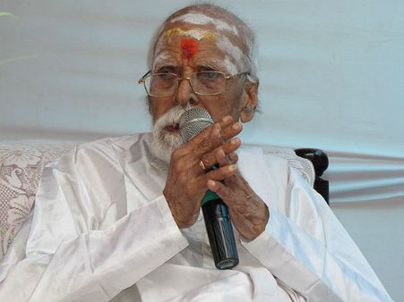 93 வயது இசையமைப்பாளர் தட்சிணாமூர்த்திக்கு பாராட்டு விழா.. கவர்னர்கள், ரஜினி, கமலுக்கு அழைப்பு!