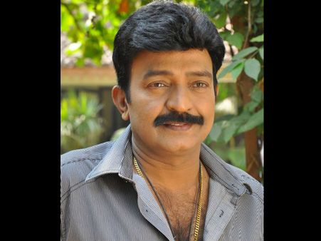 ''இதுதாண்டா துணி''... மனைவியுடன் அதிரடி யாவாரத்தில் குதித்த டாக்டர் ராஜசேகர்....!