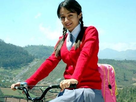 பள்ளி மாணவி வேடத்தில் அசத்திய கதாநாயகிகள்.