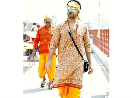 காவி வேட்டி, கழுத்தில் ருத்ராட்சம், தெருவோரத்தில் ஓய்வு..! - இதுதான் இன்றைய சிம்பு!