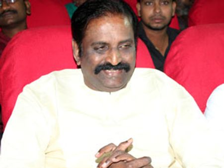 பாடலாசிரியர்கள் விரும்புவது இளையராஜாவையா, எம்எஸ்வியையா?- வைரமுத்து பேச்சு