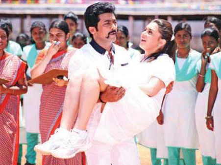 என்ன கனம்!: ஹன்சிகாவை தூக்க முடியாமல் தூக்கி நடித்த சூர்யா