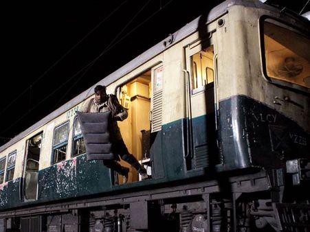 டூப் போடாமல், கயிறு கட்டாமல் ஓடும் ரயிலிலிருந்து கீழே குதித்த இயக்குநர் மிஷ்கின்!